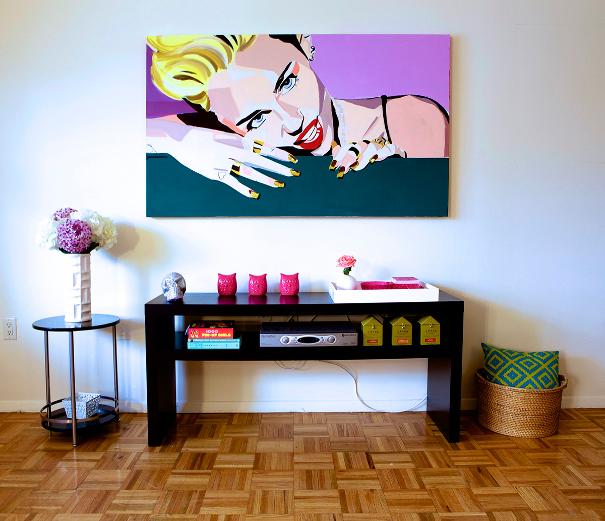 A LIVING ROOM SPACE FEATURING “SO TURNT UP,” AN AMERICAN DREAM HOUSE ORIGINAL PAINTING. (PHOTO BY SEBASTIAN SCHOLL)