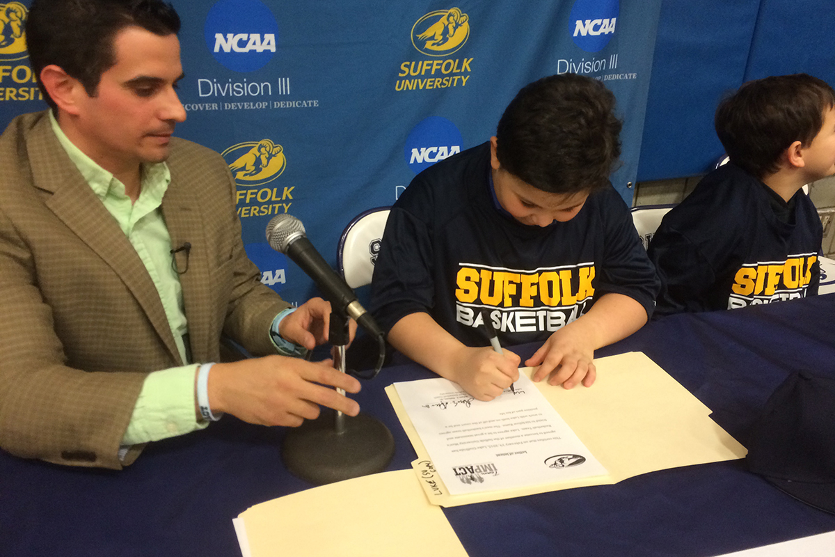 Luke signing his agreement with Head Coach Adam Nelson. Photo provided. 