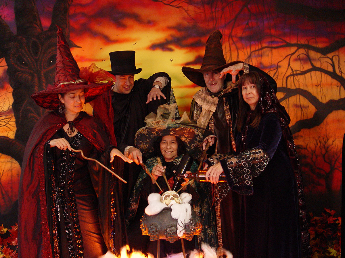 Halloween Salem: Salem costumes