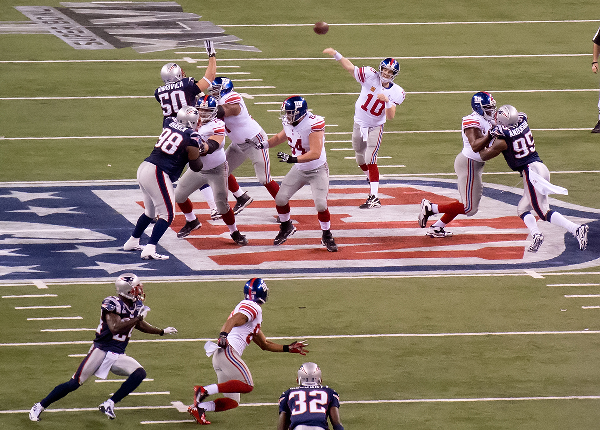 Eli Manning throws the ball 