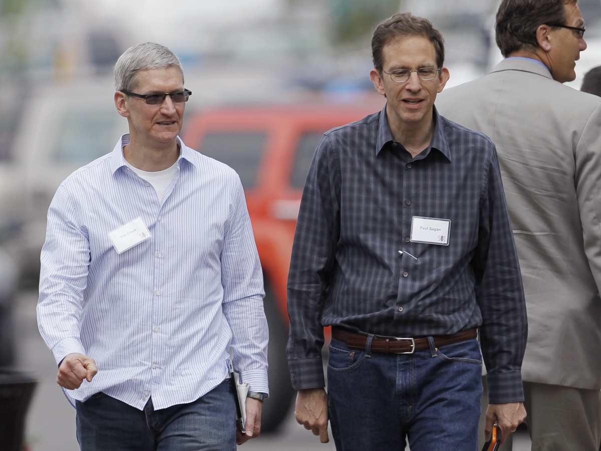 Sagan, right, and Apple CEO Tim Cook. Photo via AP