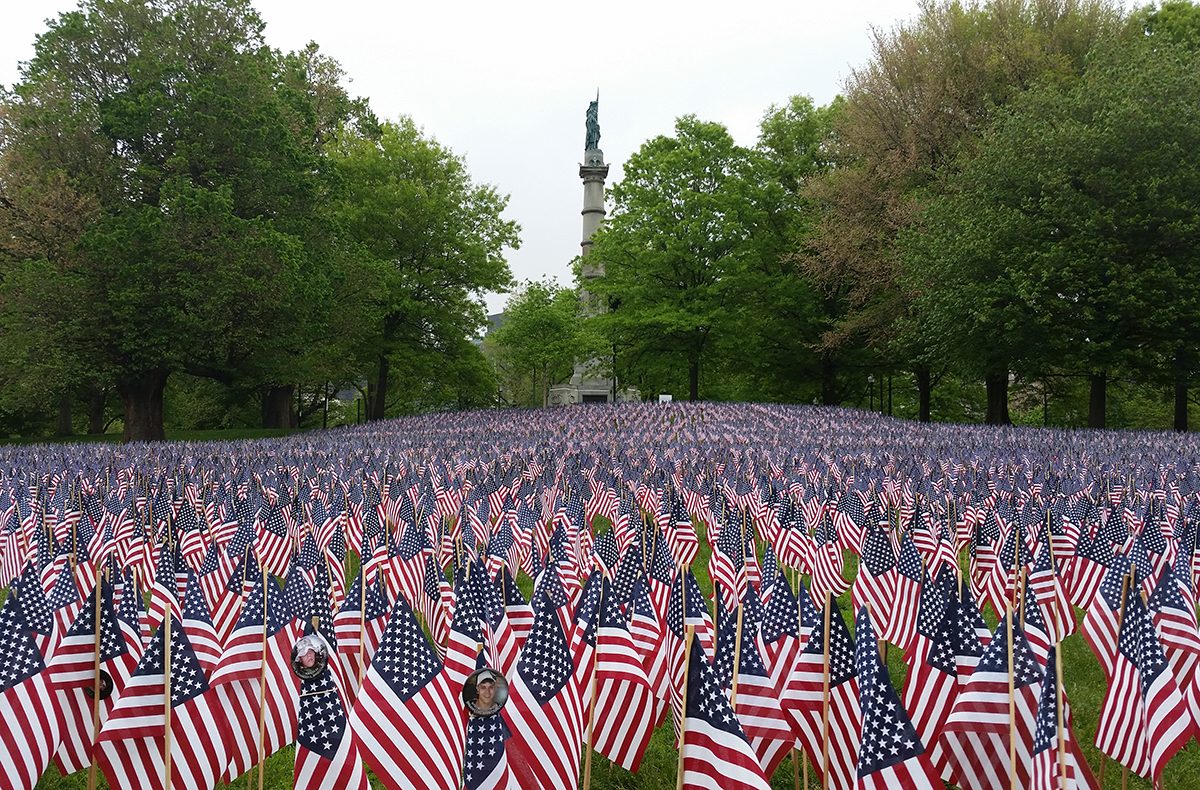 Volunteers plant 37,000 flags on Boston Common ahead of Memorial Day - The  Boston Globe