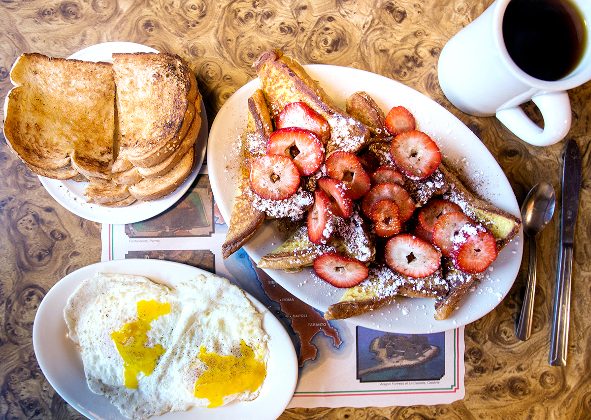 Huevos fritos y tostadas francesas en el New Yorker Diner