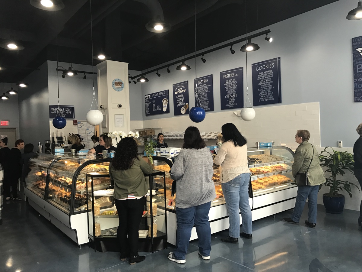 Mike's Pastry on opening day in Assembly Row