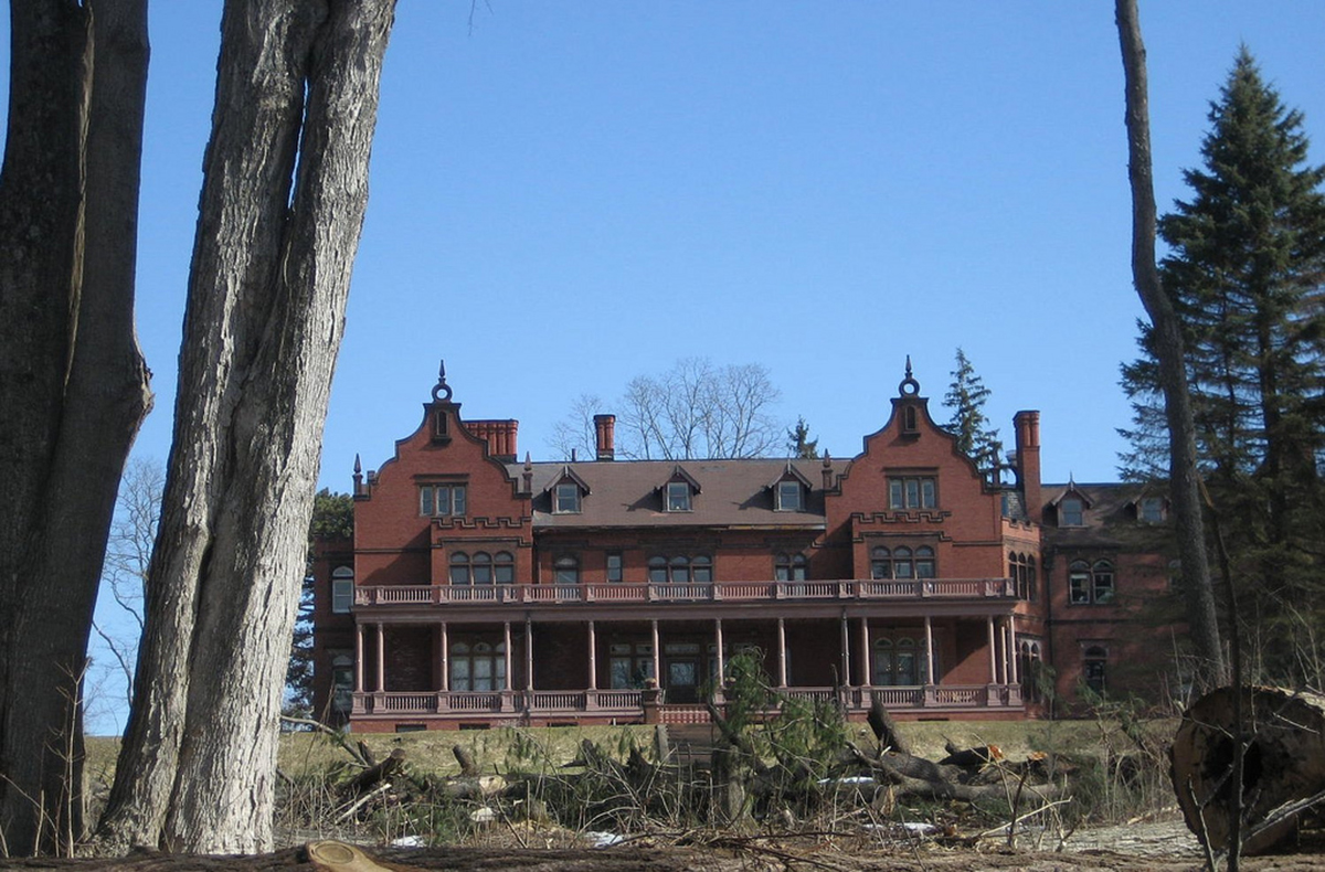 Eight Real Haunted Houses in Massachusetts