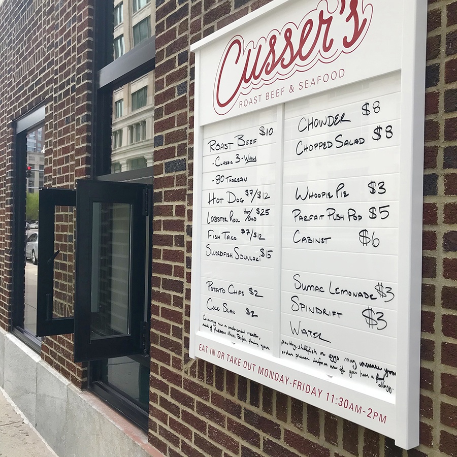 fereastra Cusser 's Seafood and Roast Beef takeout este acum deschisă la 304 Stuart St.Boston's Seafood and Roast Beef takeout window is now open at 304 Stuart St. Boston