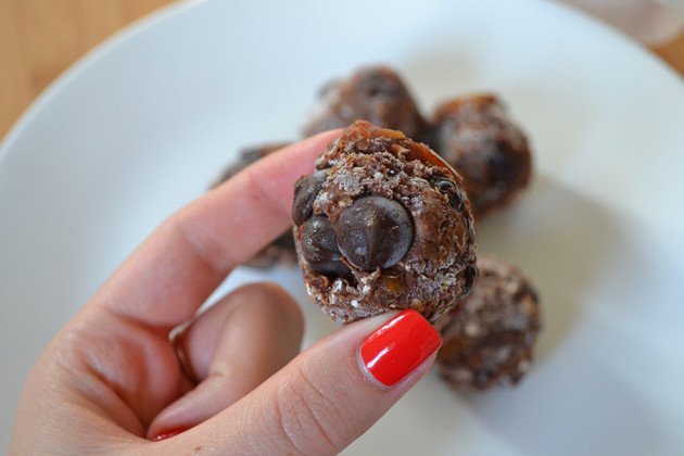 Recipe: Dark Chocolate Cherry Protein Bites