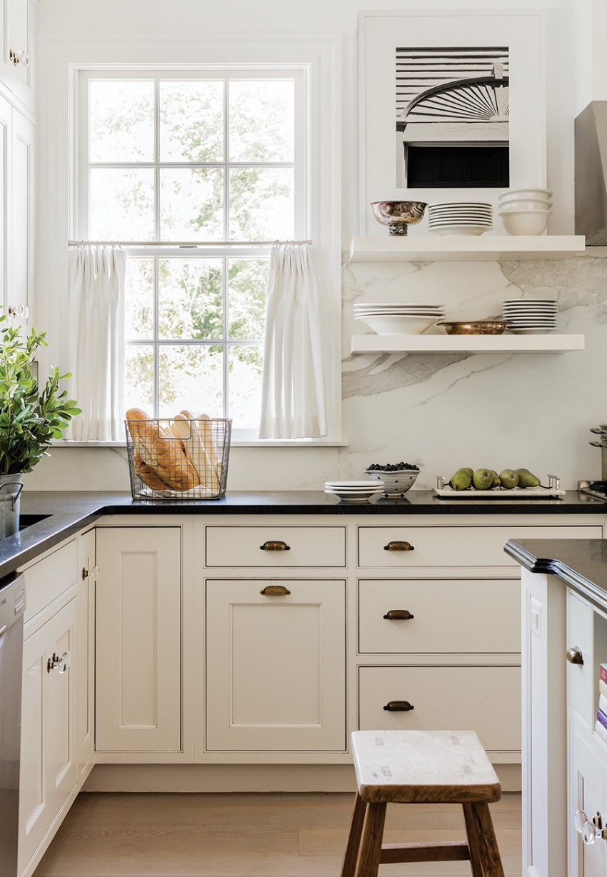 Lisa Tharp Gives a Greek Revival Home a Contemporary Makeover