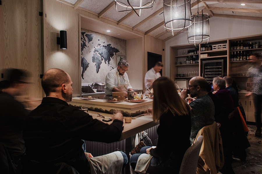 Chef Colin Lynch atrás do balcão de sushi Nenhuma Relação