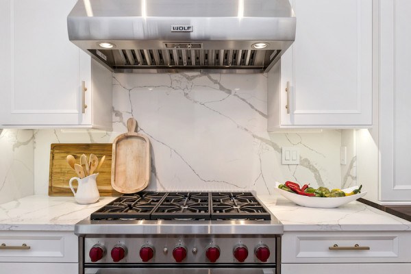 This Masterfully Modern Kitchen was Once Epically ’80s