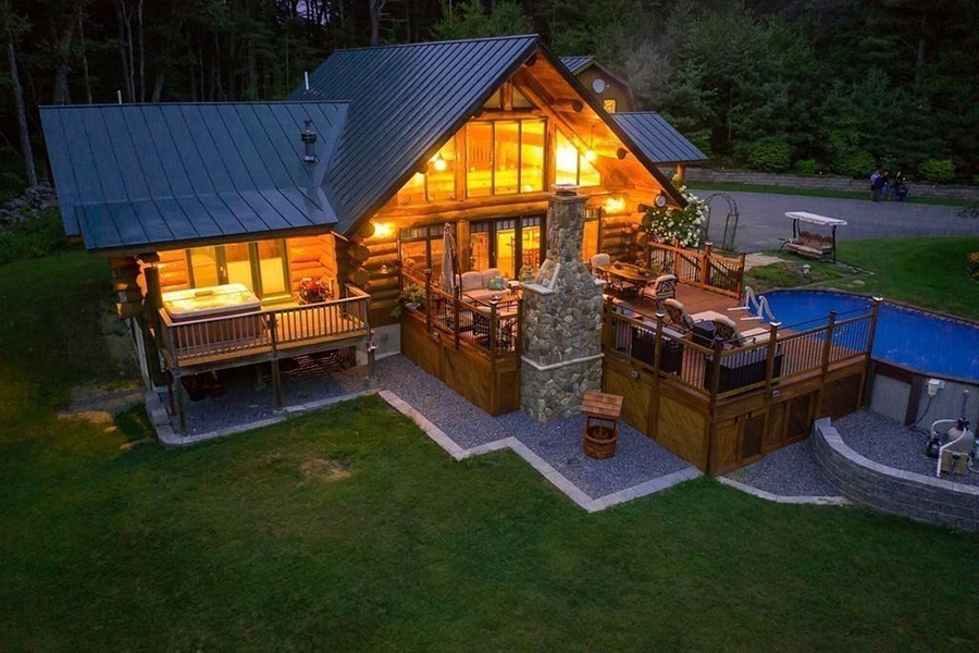 A log cabin in Princeton, MA