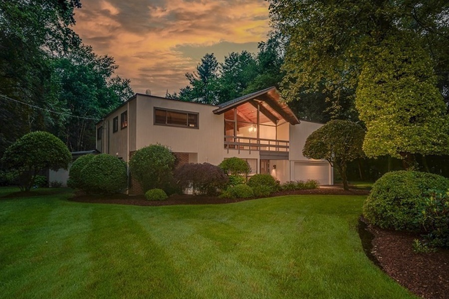 A Mid-Century Modern Home in Bedford