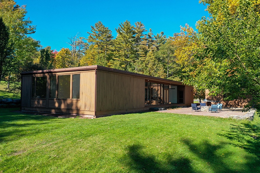 On the Market: A Lake Champlain 'Glass House' by Philip Johnson