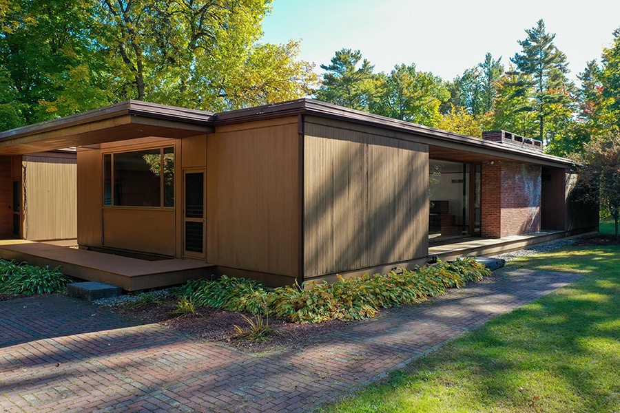 On the Market: A Lake Champlain 'Glass House' by Philip Johnson